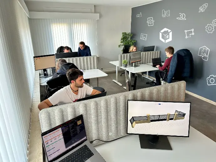 Bureau AlloTools avec les équipes front-end et marketing au travail dans un espace lumineux et moderne