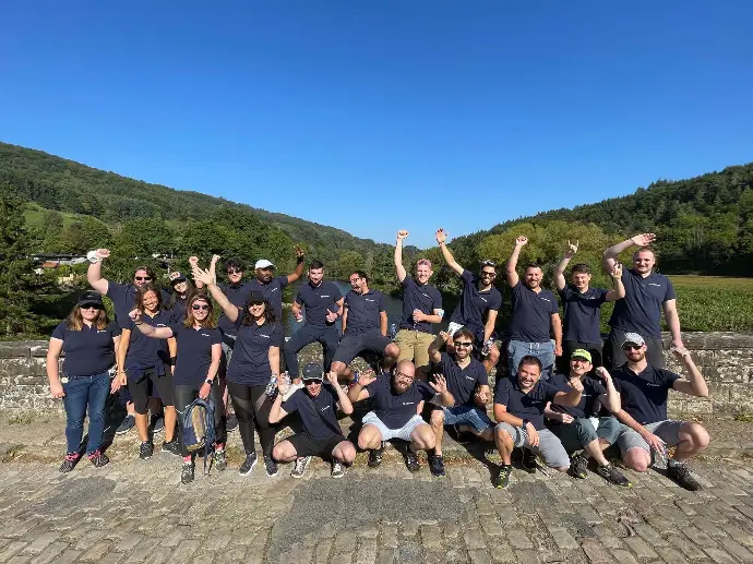 Équipe AlloTools lors du teambuilding 2021 au Luxembourg, sur un pont après une sortie canoë.