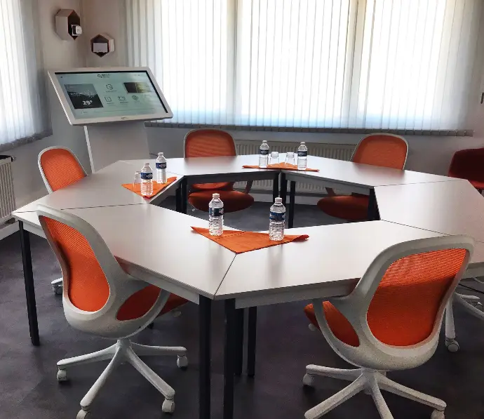 Vue de la salle de réunion orange dans les bureaux de AlloTools